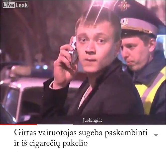 Girtas vairuotojas sugeba paskambinti ir iš cigarečių pakelio