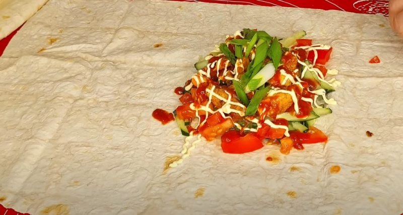 Беру обычную грудку и лаваш. Получается вкуснятина: вкусный обед или ужин