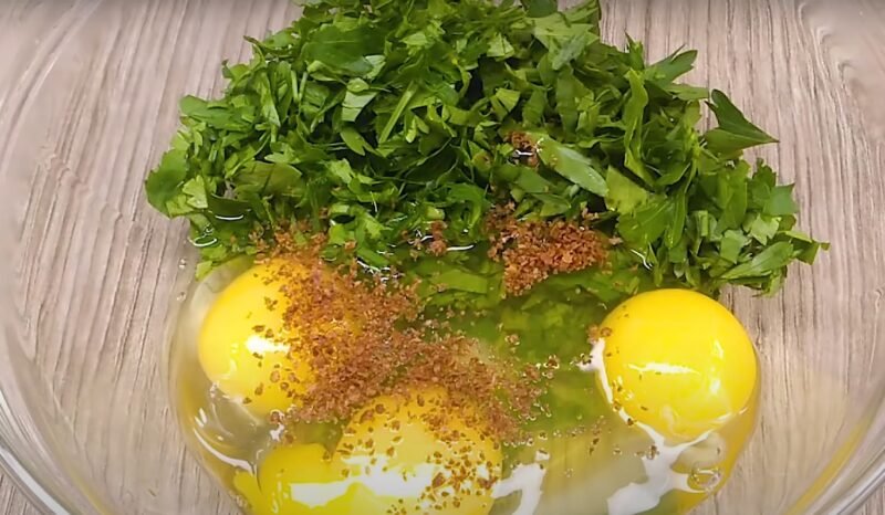 Беру 3 картофелины и 3 яйца. Из простых ингредиентов можно приготовить вкусный ужин