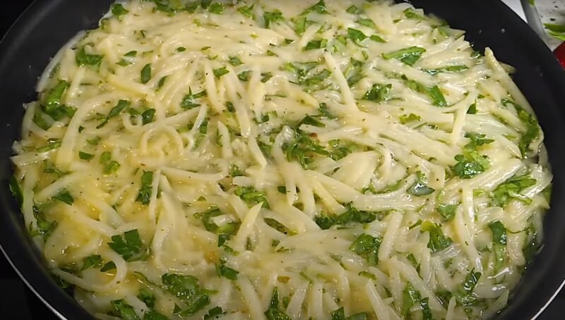 Беру 3 картофелины и 3 яйца. Из простых ингредиентов можно приготовить вкусный ужин