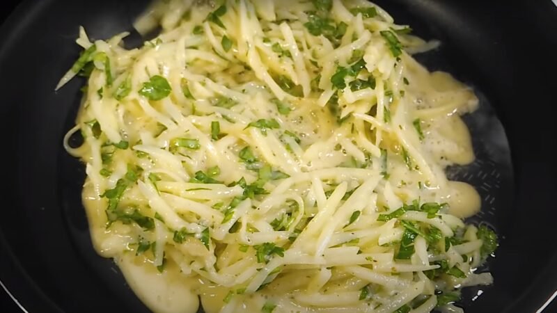 Беру 3 картофелины и 3 яйца. Из простых ингредиентов можно приготовить вкусный ужин