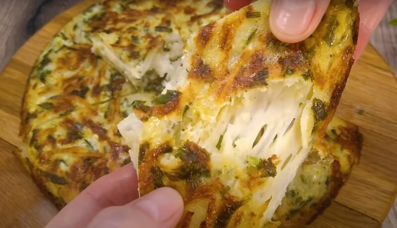 Беру 3 картофелины и 3 яйца. Из простых ингредиентов можно приготовить вкусный ужин
