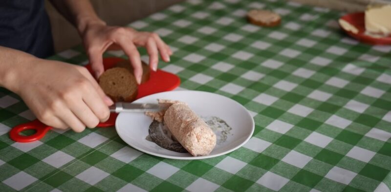 Вкусная и простая закуска. Намазка на хлеб "Селедочное масло"