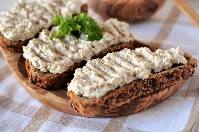 Вкусная и простая закуска. Намазка на хлеб "Селедочное масло"