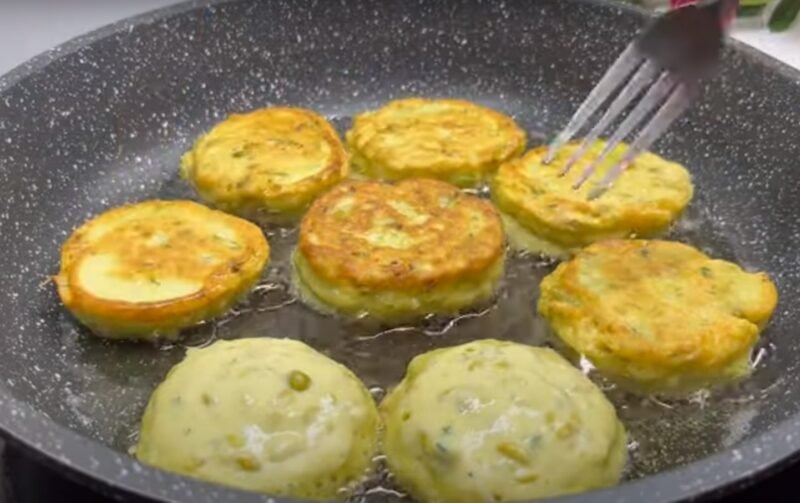 Смешиваю горошек и яйца. Рецепт вкусных и полезных оладий: век живи - век учись