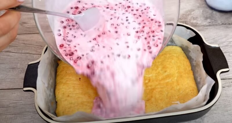 Пирог "Ягодка" с малиной или смородиной. Вкуснее, чем торт и готовится не сложно