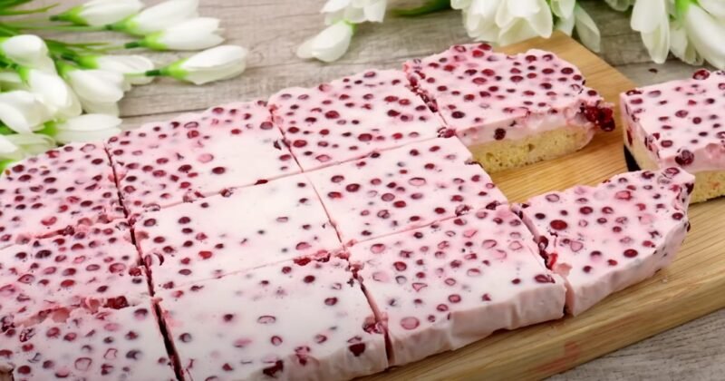Пирог "Ягодка" с малиной или смородиной. Вкуснее, чем торт и готовится не сложно
