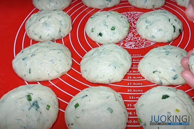 Беру картошку и готовлю вкусные пирожки. Проще рецепта не бывает: балую мужа каждые выходные