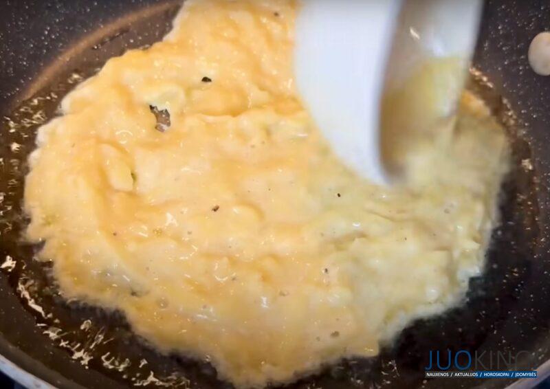 Картошка с луком вкуснее мяса. Возьмите 3 яйца и 4 картофелины: просто, дешево и очень вкусно
