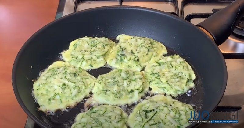 Перемешайте кабачки, чеснок и яйца с манкой. Простой рецепт: вкусные кабачковые блинчики