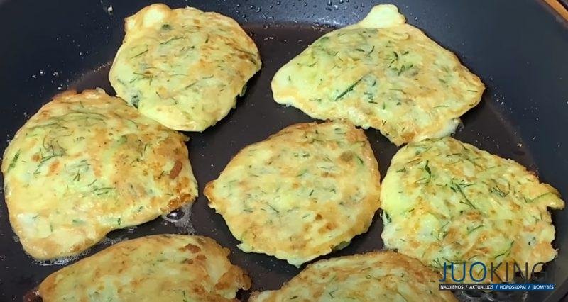 Перемешайте кабачки, чеснок и яйца с манкой. Простой рецепт: вкусные кабачковые блинчики
