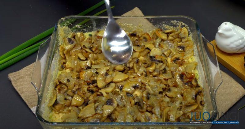 Просто натираю кабачки и картошку. Подаю на обед или ужин: вкусная овощная запеканка