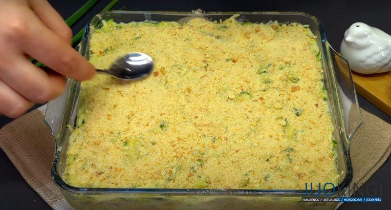 Просто натираю кабачки и картошку. Подаю на обед или ужин: вкусная овощная запеканка