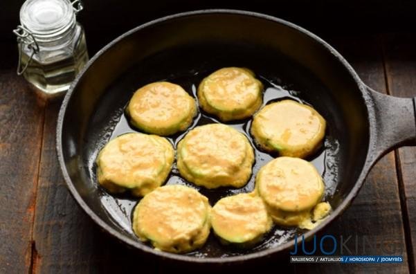 Кружочки из кабачков и сыра. Нежные внутри, с хрустящей корочкой снаружи
