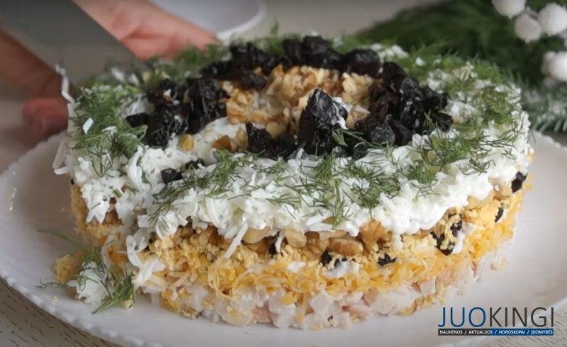 Красивый и необычный. Салат с курицей, черносливом и орехами: украшение праздничного стола.