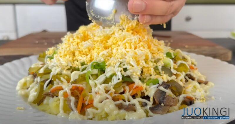 "Грибы под шубой". Готовится без мяса, а получается очень вкусно: многослойный салат на праздник