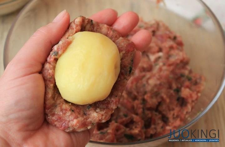 Отвариваю картофель и заворачиваю в фарш. Вкусные котлеты с сюрпризом: не нужно стоять у плиты и жарить