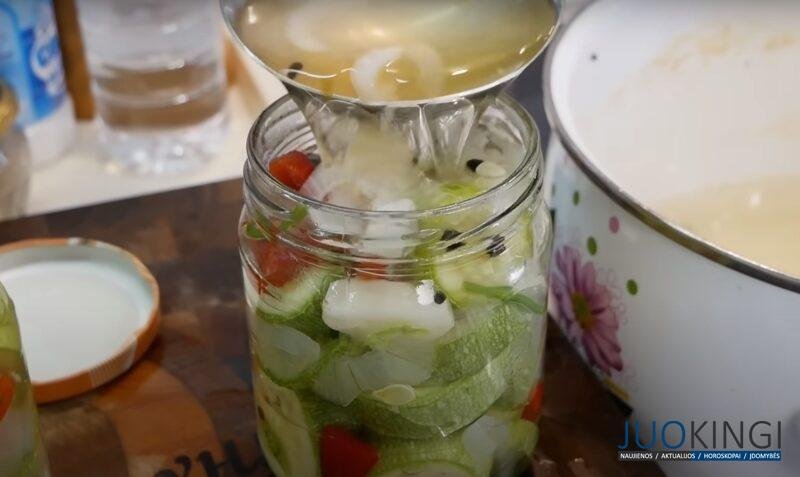 До зимы точно не достоят. Маринованные кабачки, будто огурцы: открывать можно через 4 дня