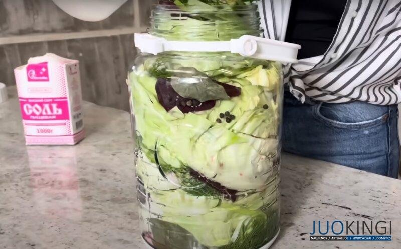 Как засолить молодую капусту вкусно и быстро. Хрустящий рецепт своими руками