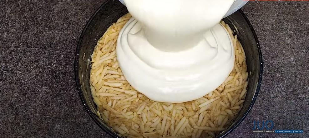 Гораздо вкуснее шарлотки. Всего 5 минут работы и воздушный яблочный пирог - на вашем столе.
