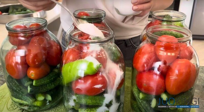 Маринад ещё вкуснее. Маринованные кисло-сладкие огурцы с помидорами