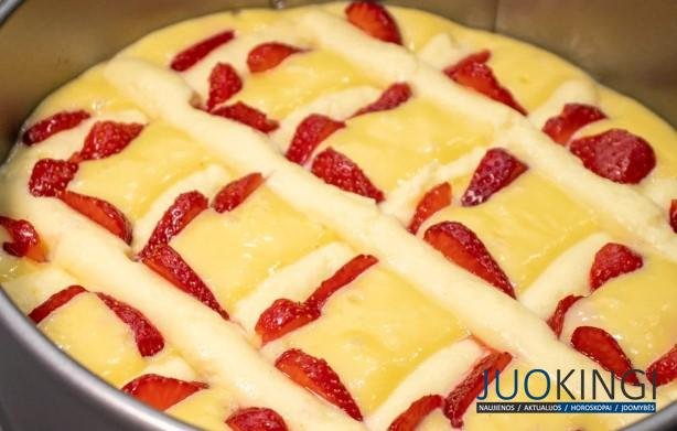 Минимум продуктов: нежный пирог к чаю с клубникой. Готовится быстро и просто