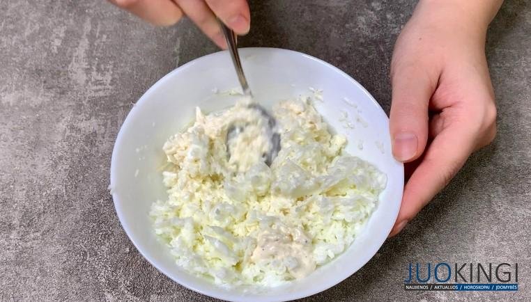 Беру крабовые палочки и сырок. Рецепт вкусного праздничного рулета: и никакого лаваша не надо