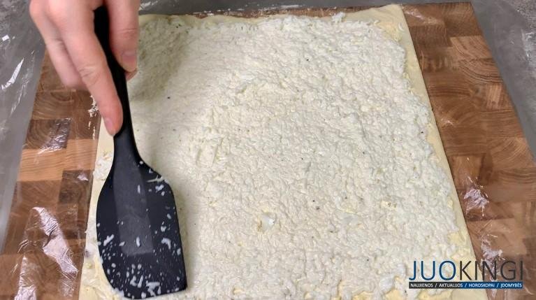 Беру крабовые палочки и сырок. Рецепт вкусного праздничного рулета: и никакого лаваша не надо