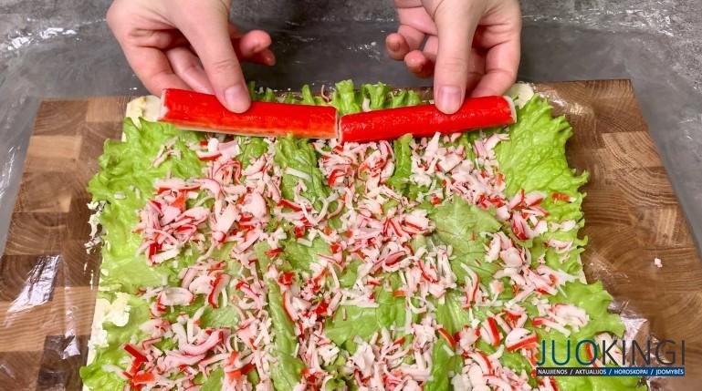 Беру крабовые палочки и сырок. Рецепт вкусного праздничного рулета: и никакого лаваша не надо