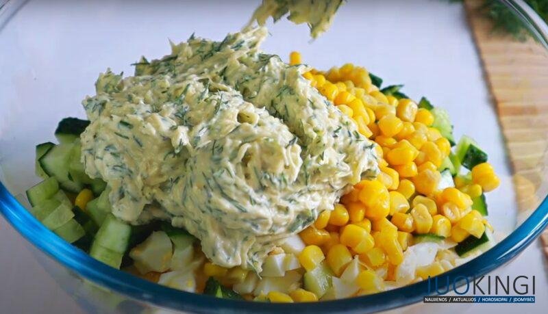 Новый вкус привычного салата с крабовыми палочками. Всё дело в заправке: делюсь рецептом