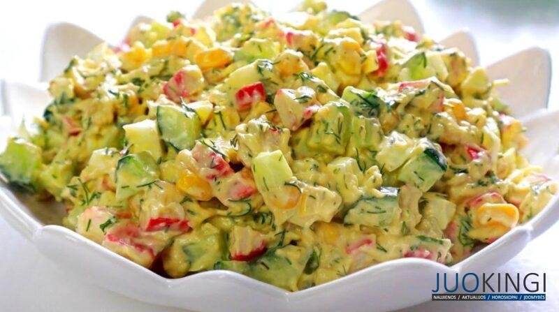 Новый вкус привычного салата с крабовыми палочками. Всё дело в заправке: делюсь рецептом