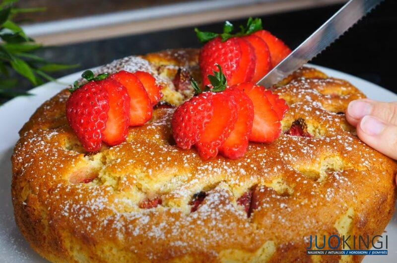 Возьмите 2 яйца и немного муки. Невероятно вкусный пирог с клубникой: всё смешал и готово