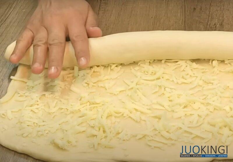 Возьмите муку, сыр и немного молока. Невероятно вкусные сырные рулеты: меняю начинку и готовлю через день