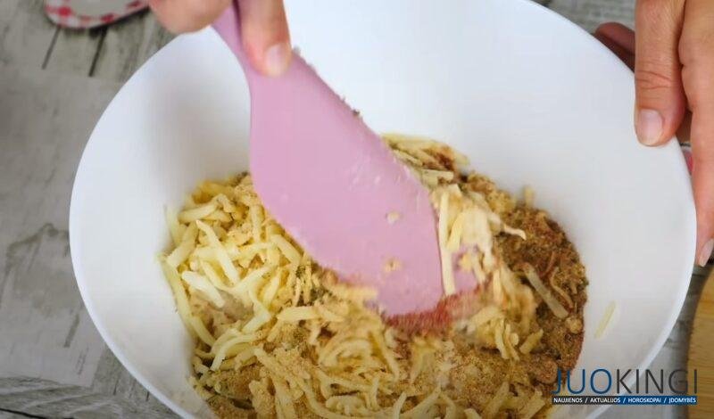 Беру куриное филе и немного масла. Вся семья просила добавку: вкусные и нежные сливочные котлеты