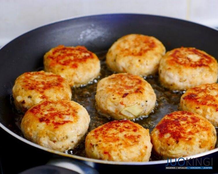 Беру куриное филе и немного масла. Вся семья просила добавку: вкусные и нежные сливочные котлеты