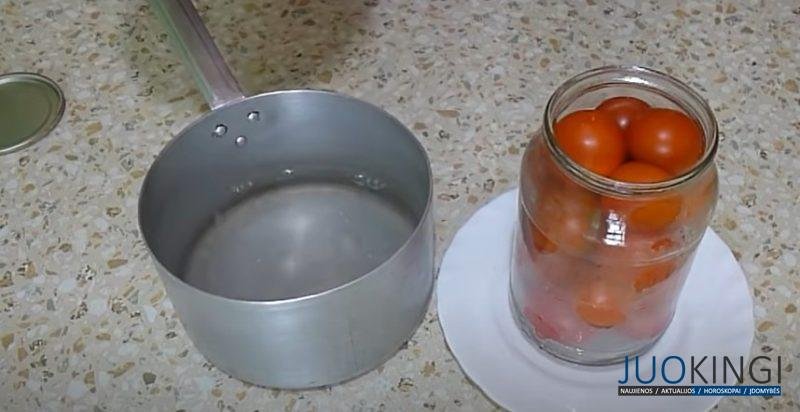 Простой и вкусный рецепт. Помидоры съедаются в одно мгновение: рассол выпивается до дна