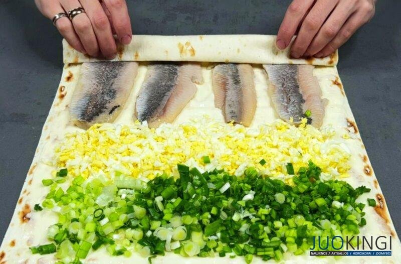 Беру селёдку и лаваш. Рецепт невероятно вкусного рулета за копейки: на праздничном столе улетает первый