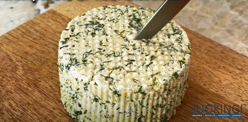 Молоко смешиваю с укропом. Рецепт закусочного сыра к бутербродам на завтрак
