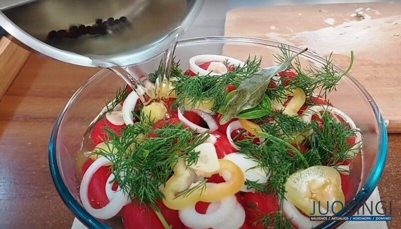 Через 1 сутки в этой тарелке вкусно все. Экспресс-рецепт маринованных помидоров: бесподобно вкусно