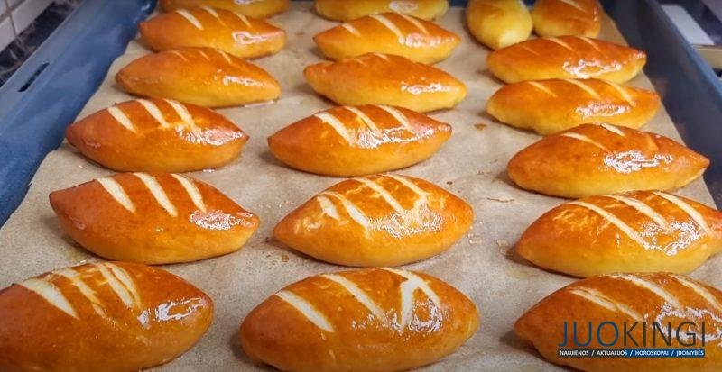 Обвариваю пирожки кипятком, в магазине такие не купишь. Сдоба, как пух: мягкая и нежная