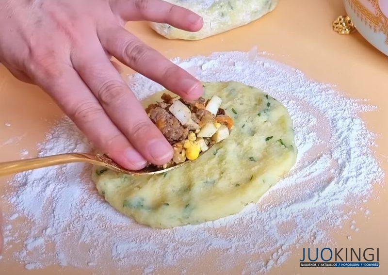 Пирожки теперь не готовлю. Нашла рецепт проще и вкуснее: картофельные зразы с мясной начинкой