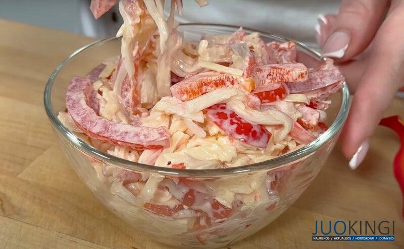 Салат, который идеален для любого праздника. 3 вкусных рецепта с крабовыми палочками