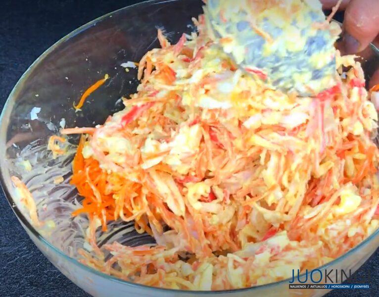 Салат "Простой" из самых доступных продуктов. Рецепт за 5 минут и нет горы посуды: со стола улетает первым