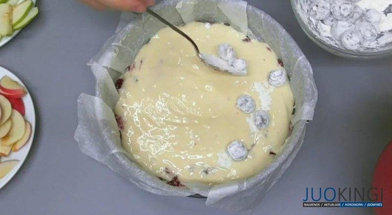 Шарлотка на праздничный стол. Просто смешиваю разные фрукты и получается красота