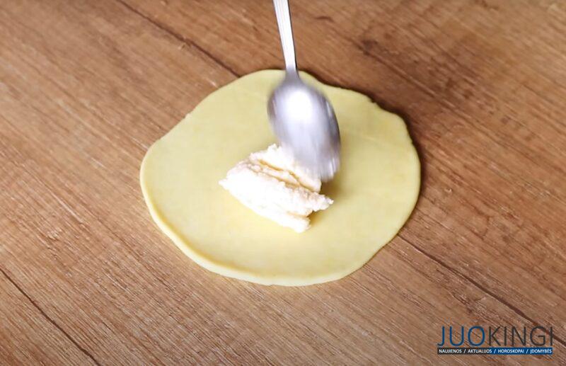 Такая выпечка всегда идёт на ура. Это так просто: вкусное печенье с начинкой из творога