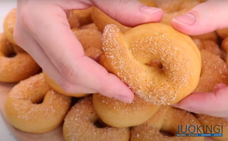 Вкусное медовое печенье на сметане. Вся семья уплетает за обе щеки: рецепт за 20 минут