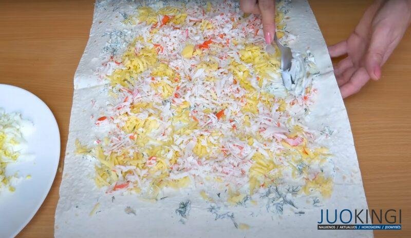 Вкуснятина за 20 минут. Рулет из лаваша с крабовыми палочками, сыром и яйцом: шикарное блюдо