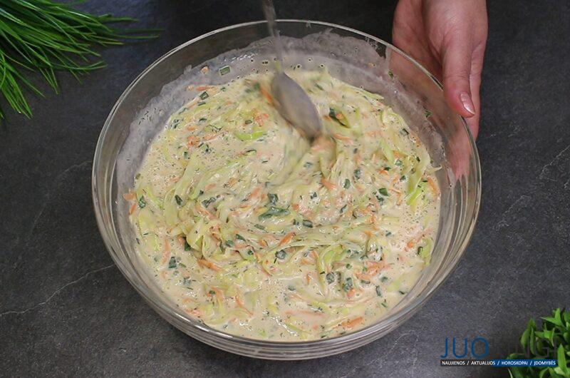 Вкуснейшие ленивые лепёшки. Просто добавляю в тесто капусту с морковкой и перемешиваю