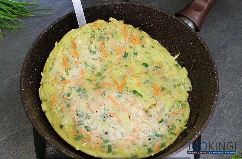 Вкуснейшие ленивые лепёшки. Просто добавляю в тесто капусту с морковкой и перемешиваю