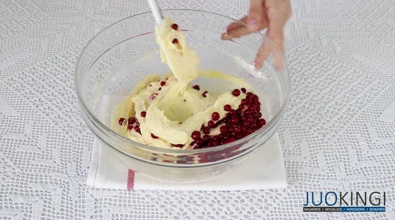 Вкусные ягодные кексы с хрустящей корочкой. Дачный рецепт: пока замешиваешь тесто, внуки собирают ягоду